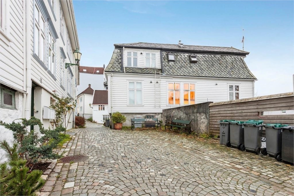 Rolig gatetun i Nedre Stølen Galleribilde