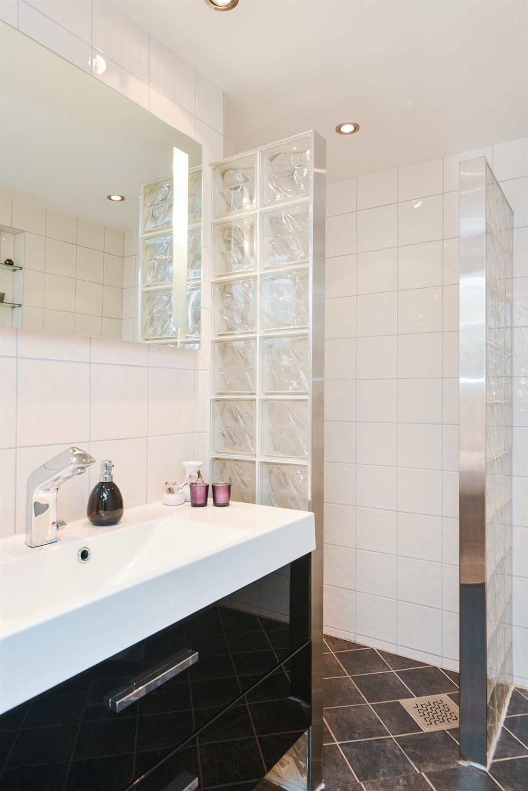 Stilig flislagt bad med downlights og gulvvarme. Galleribilde