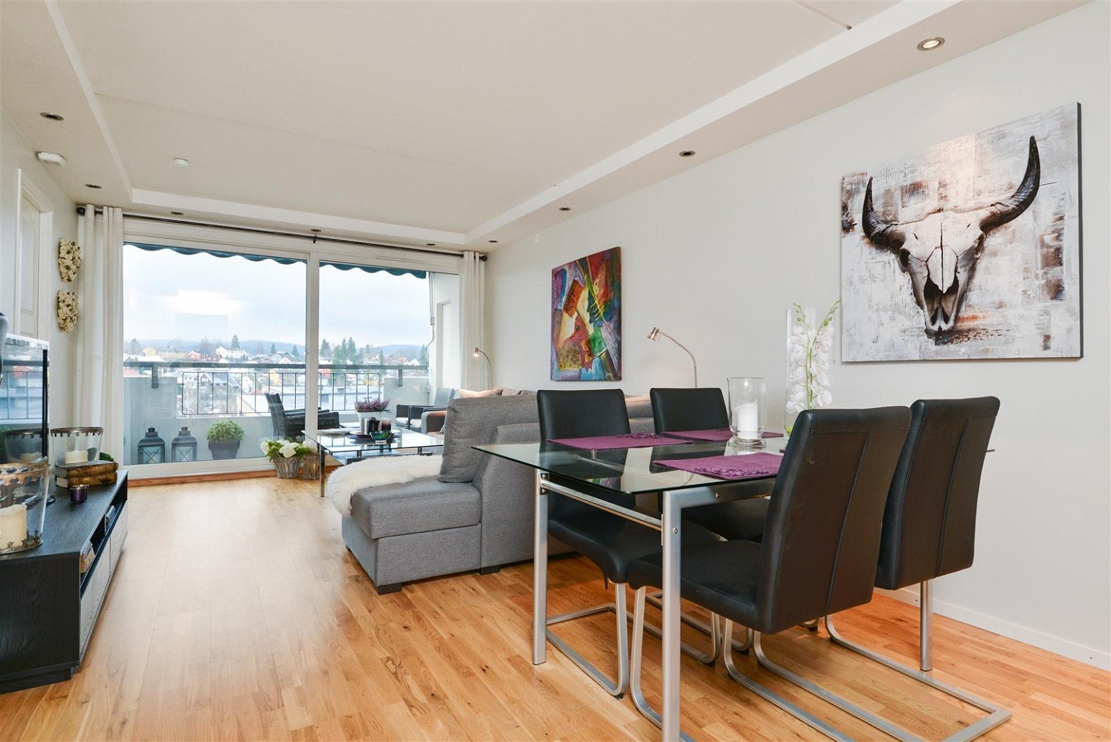 Spiseplass i stuen. Galleribilde