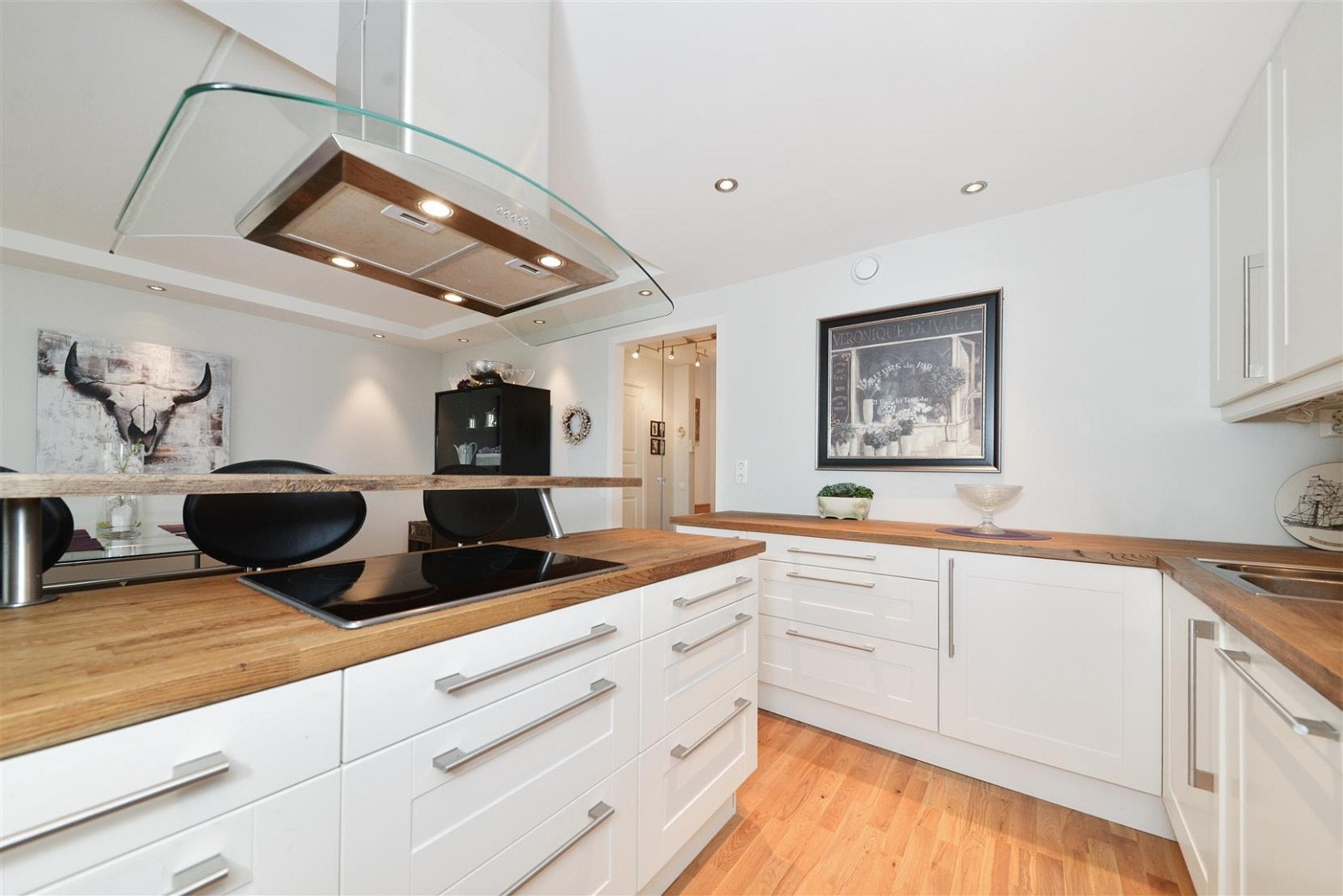 Kjøkken fra 2009 med heltre benkeplate. Galleribilde