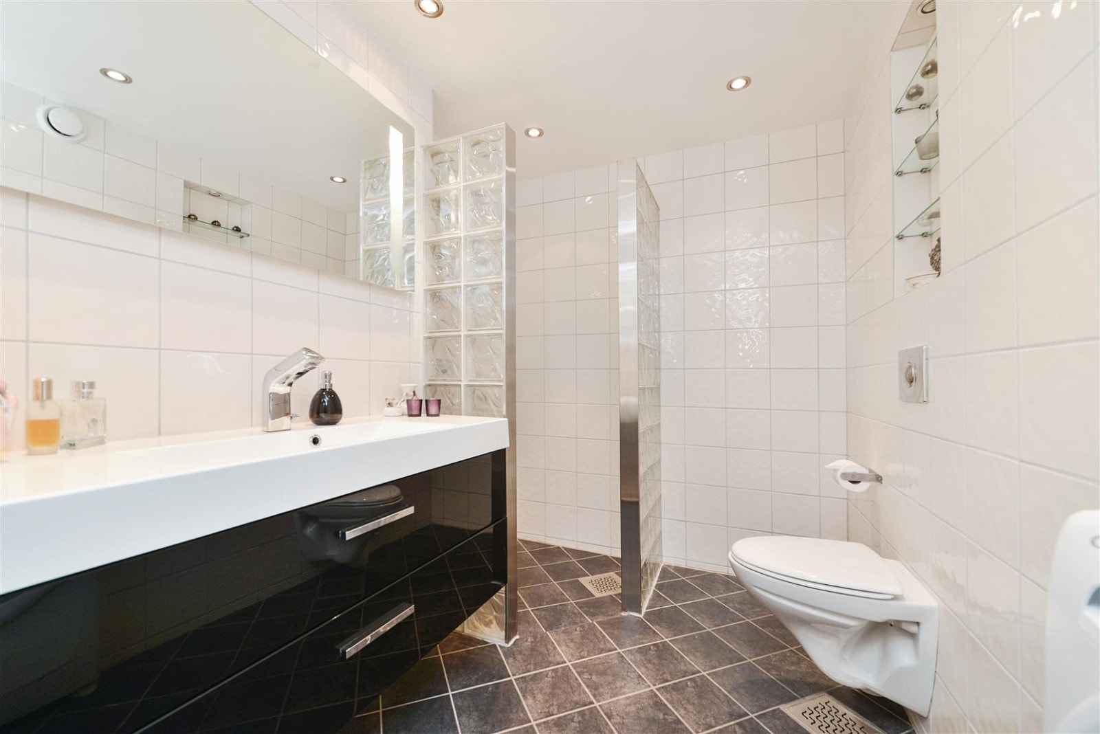 Lekkert bad med fliser fra 2009. Galleribilde