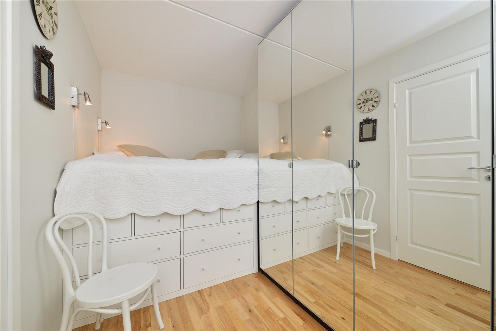 Soverom med mye garderobeplass, og smarte skuffeløsninger under sengen. Galleribilde