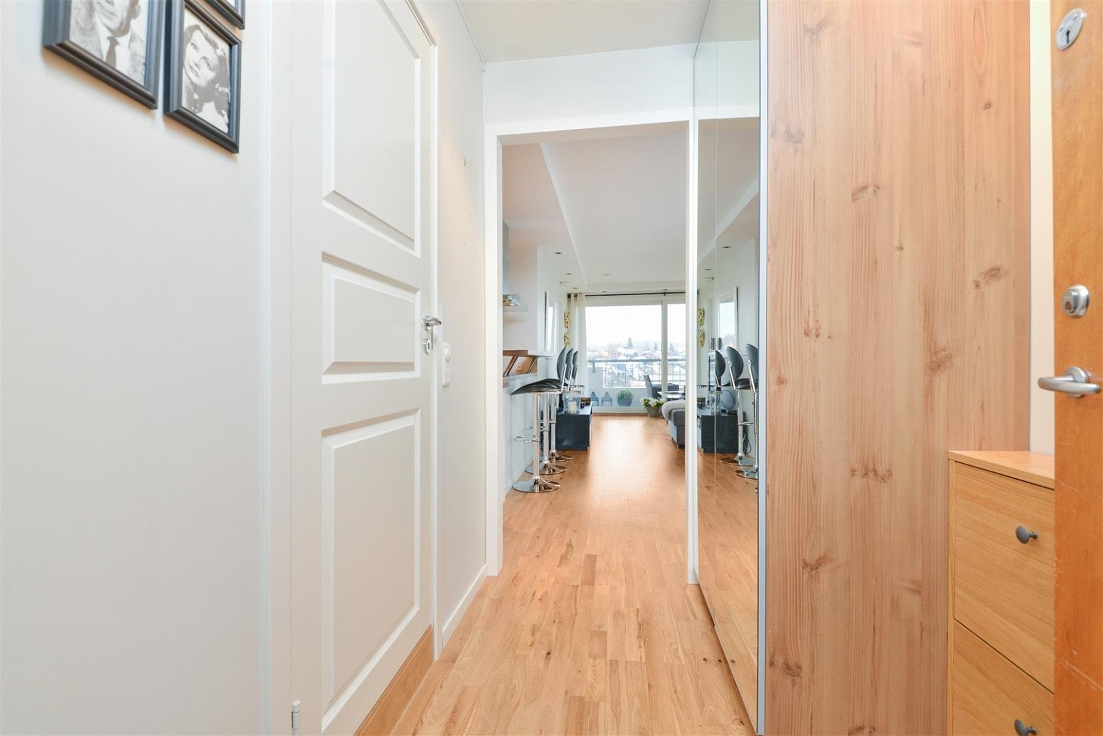 Tilpassede garderobeskap i entre. Galleribilde