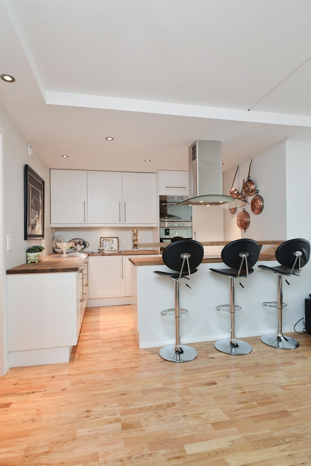 Fint kjøkken med mikro og ovn i høyskap. Galleribilde