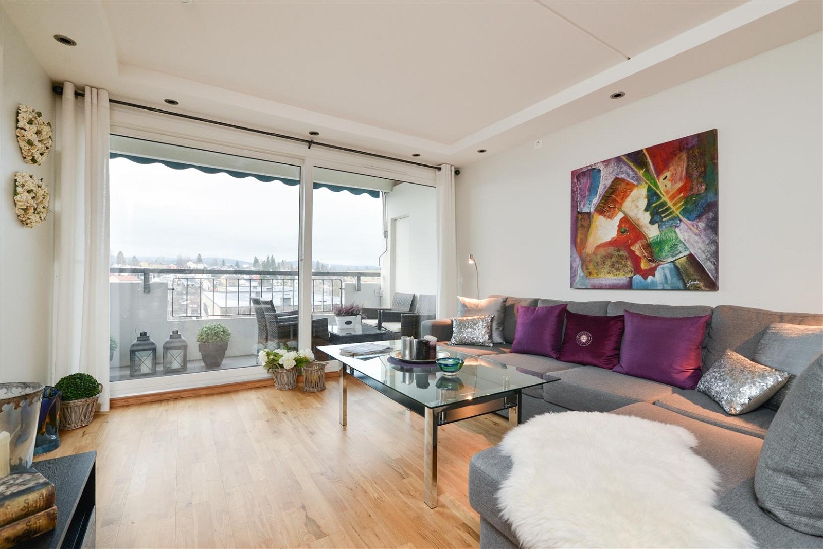 Store vinduer i stuen for mye naturlig lys. Galleribilde