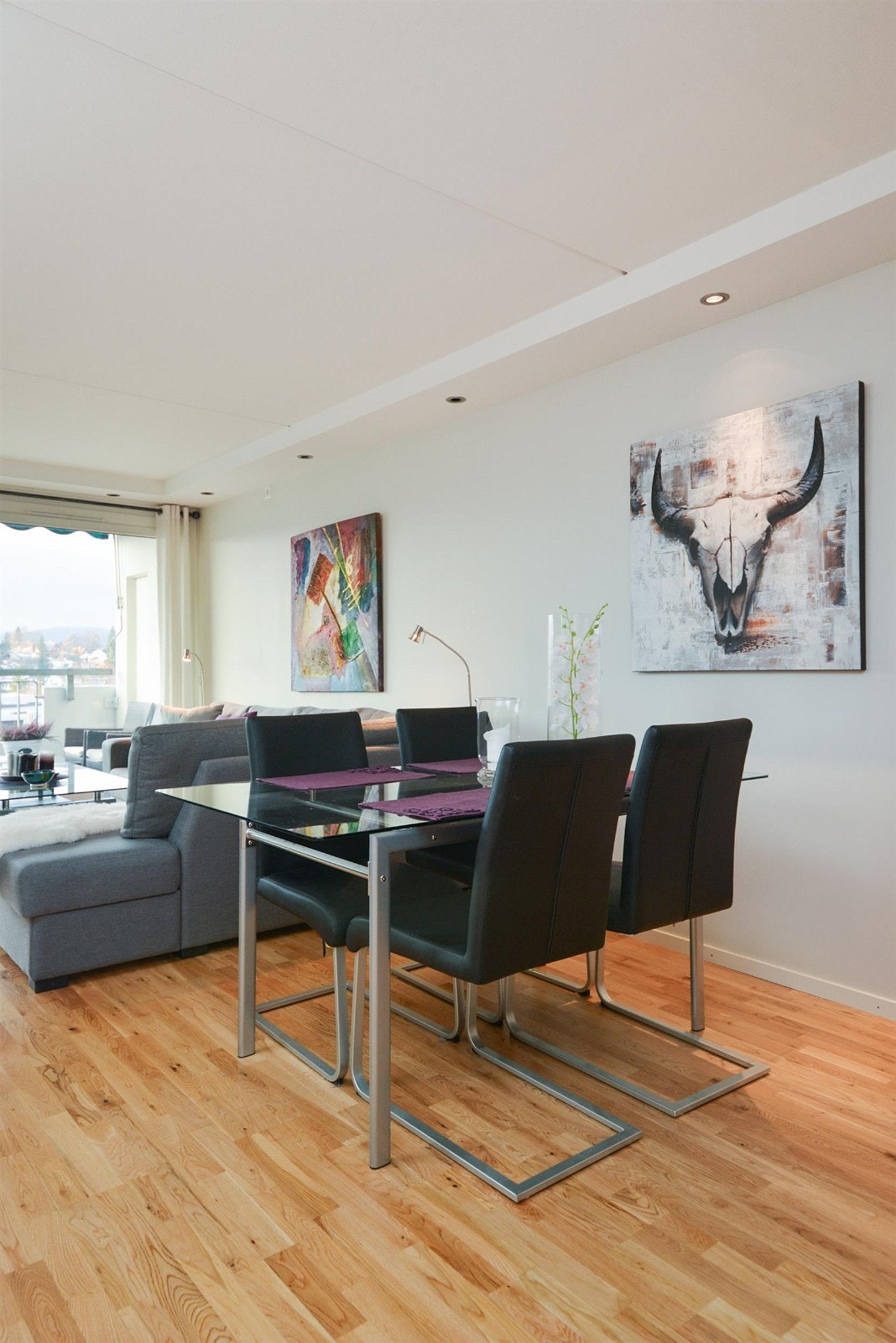 Stue med parkett. Galleribilde