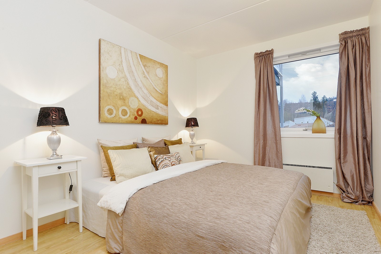 Stort soverom med plass til dobbeltseng Galleribilde