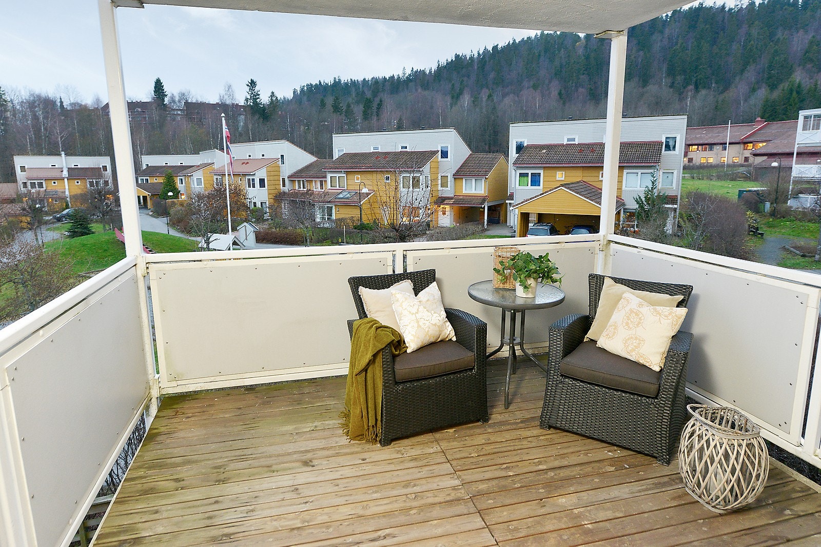 Stor terrasse med plass til sitteplass og grill. Galleribilde