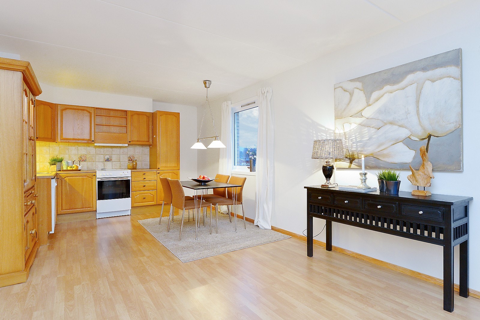 Halvåpen kjøkkenløsning med godt med skap- og benkeplass Galleribilde