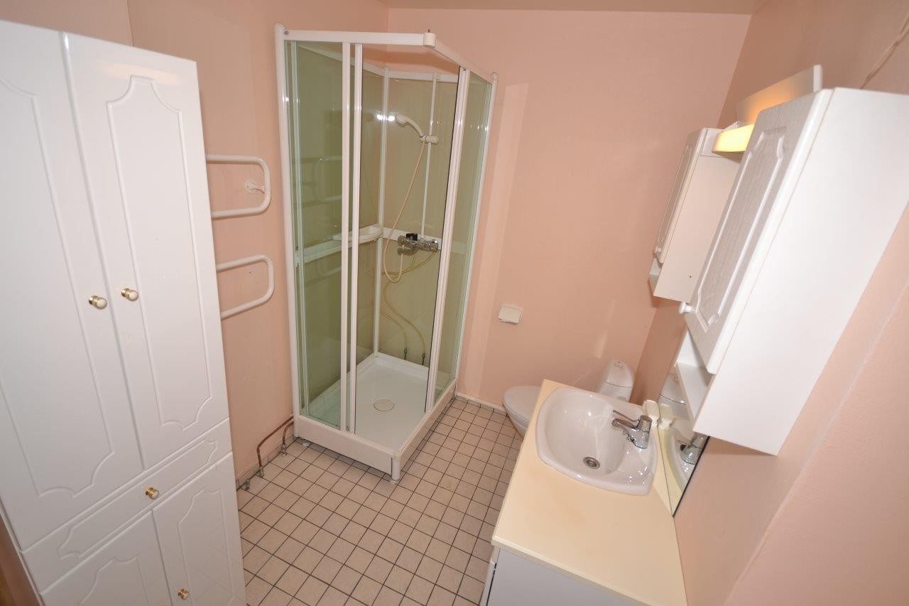 Dusjbad med nisje til vaskemaskin/tørketrommel i søyle Galleribilde