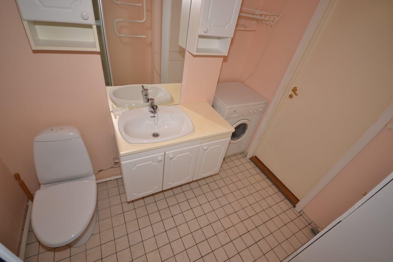 Dusjbad med nisje til vaskemaskin/tørketrommel i søyle Galleribilde