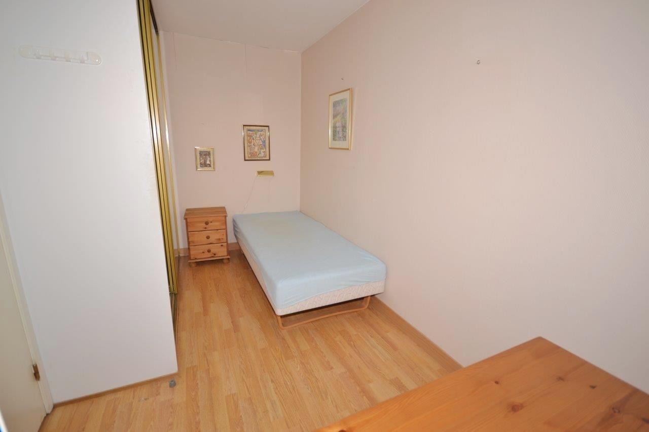 Soverom med arbeidspult. Rommet er møblert med et stort garderobeskap, til venstre i bildet, som kan demonteres. Galleribilde