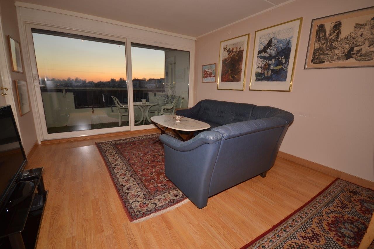 Stue - utsikt mot syd/vest - Utsikt over taket på boligblokken på motsatt side Galleribilde