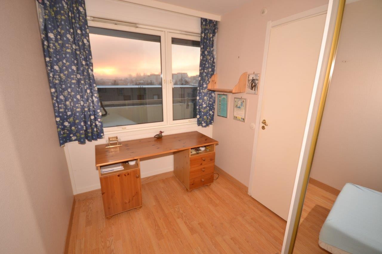 Soverom med arbeidspult - utsikt mot sydvest - over taket på blokken på motsatt side Galleribilde