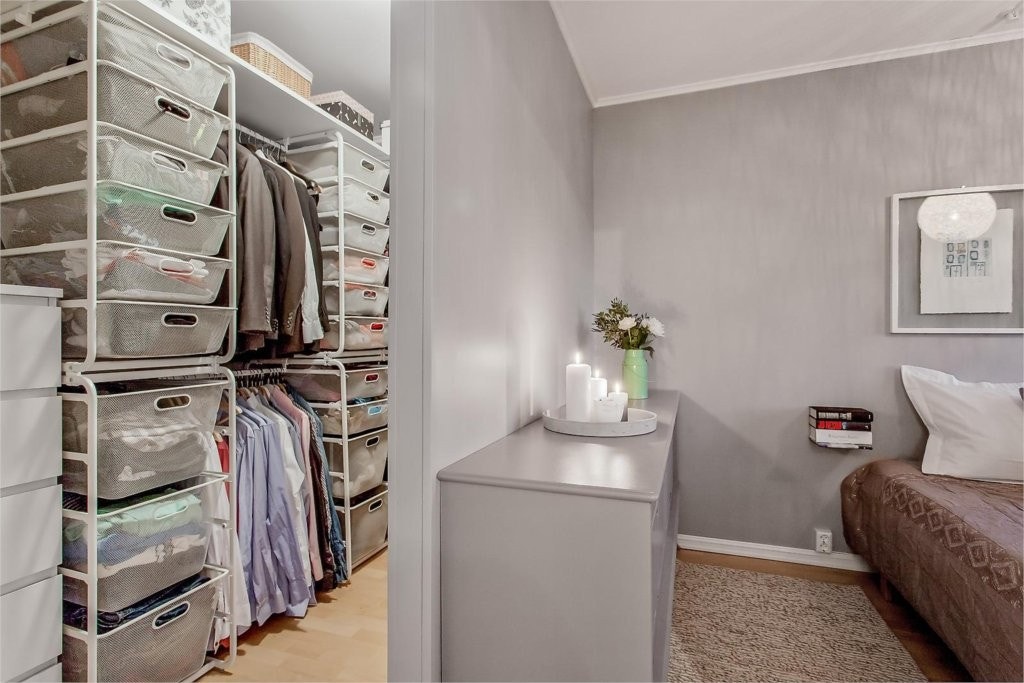 Stort og elegant hoved soverom med inngang til et meget praktisk "walk in closet". Galleribilde