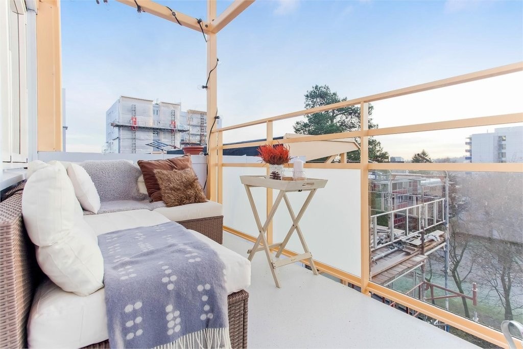 Meget romslig balkong med mulighet for flere utemøbler. Galleribilde