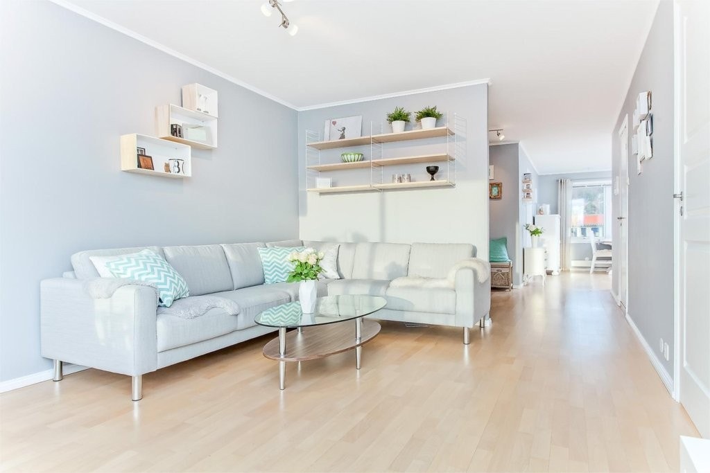 Den gjennomgående og praktiske planløsningen gir et luftig og godt preg over boligen. Galleribilde