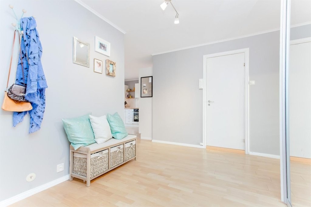 Lysmalt himling og malte overflater på vegg gir et godt førsteinntrykk av leiligheten. Galleribilde