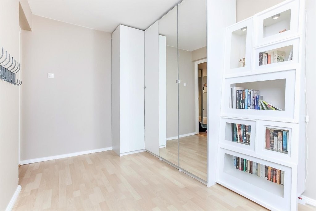 Rommet har god plass til både store garderobeskap og dobbeltseng. Vender mot rolig fellesareal. Galleribilde