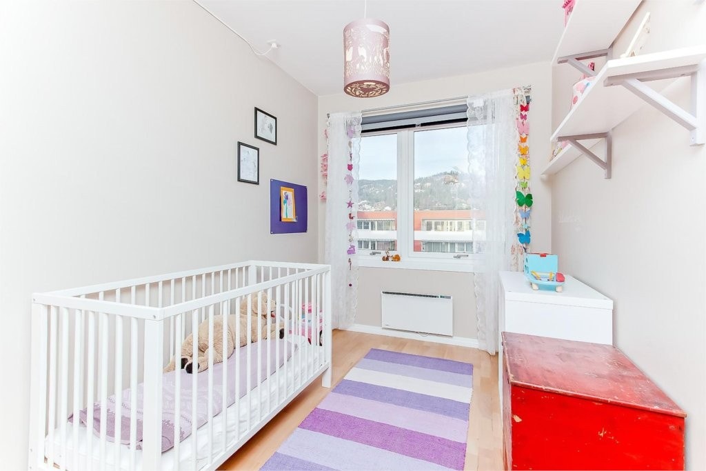 Flott soverom som vender ut mot rolig fellesareal. Egner seg godt til barnerom, kontor eller gjesterom. Galleribilde