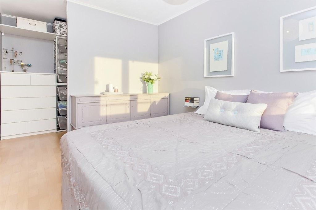 Rommet har god plass til stor dobbeltseng. Galleribilde