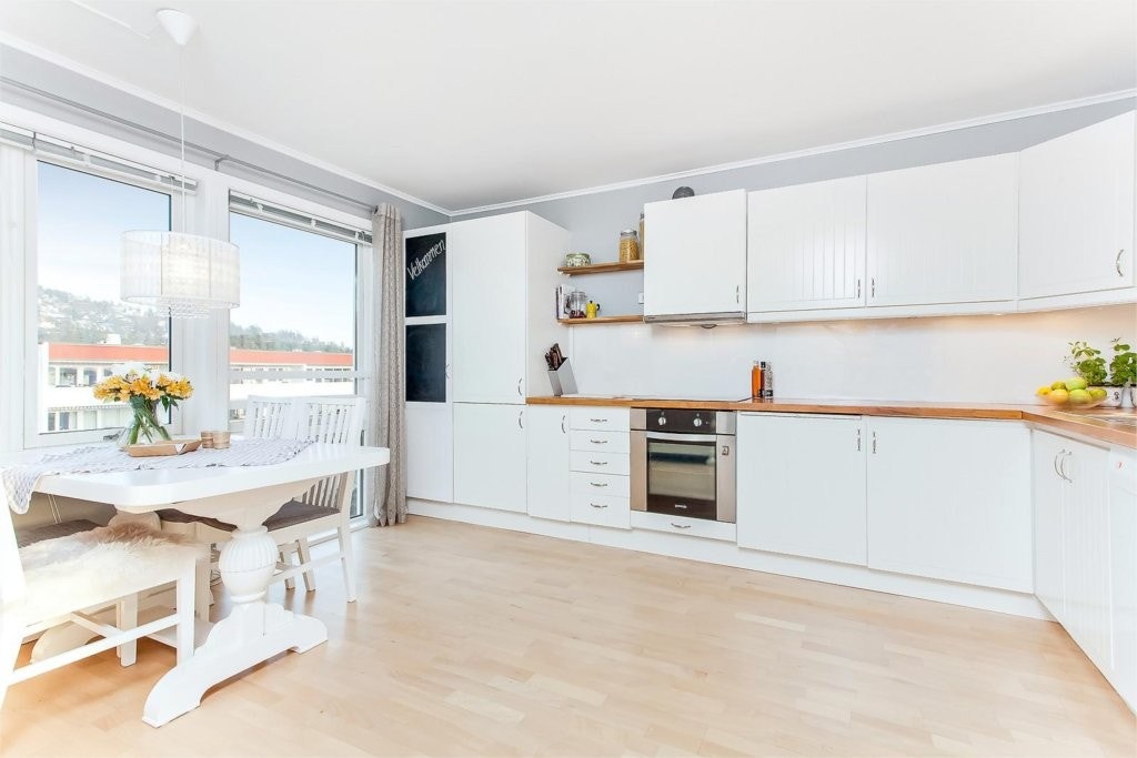 Leiligheten har et meget romslig, lyst og pent kjøkken. Galleribilde