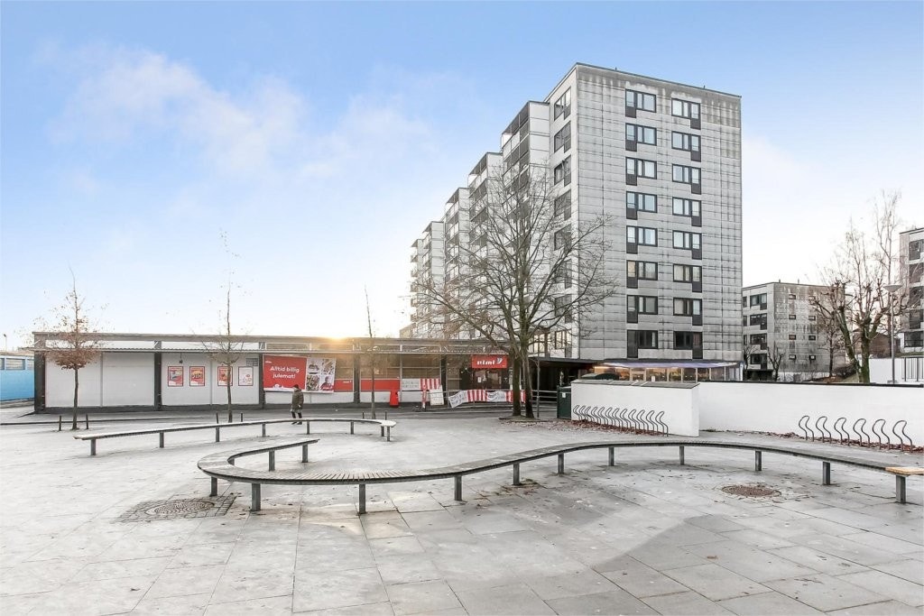 Nærområde, det er også kort vei til Røa senter som har et bredt utvalg av servicetilbud. Galleribilde