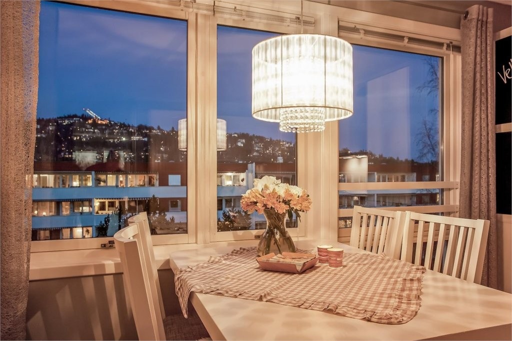 Fra kjøkkenbordet er det en nydelig utsikt mot Holmenkollen. Galleribilde