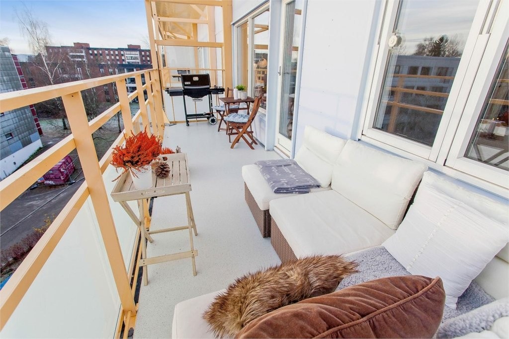 Balkongen ligger usjenert til og har et hyggelig utsyn. Galleribilde