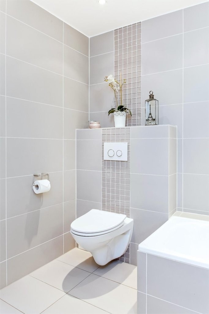 Vegghengt moderne toalett og varmekabler i gulvet. Galleribilde