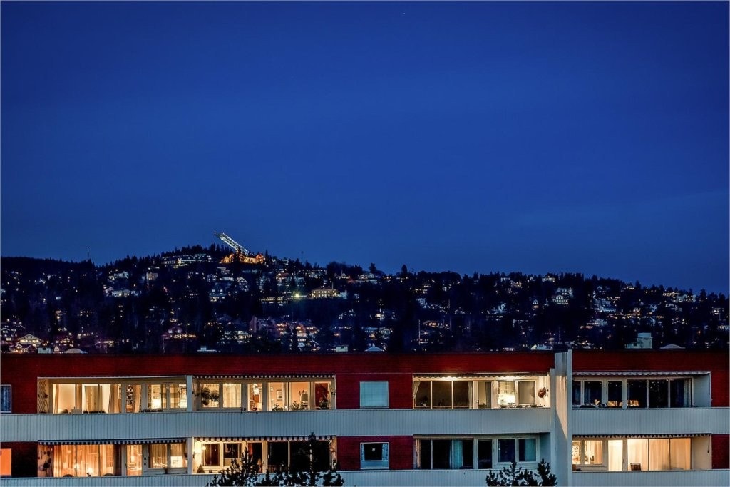 Bildet er tatt fra kjøkkenvinduet og viser utsikten mot Holmenkollen. Galleribilde
