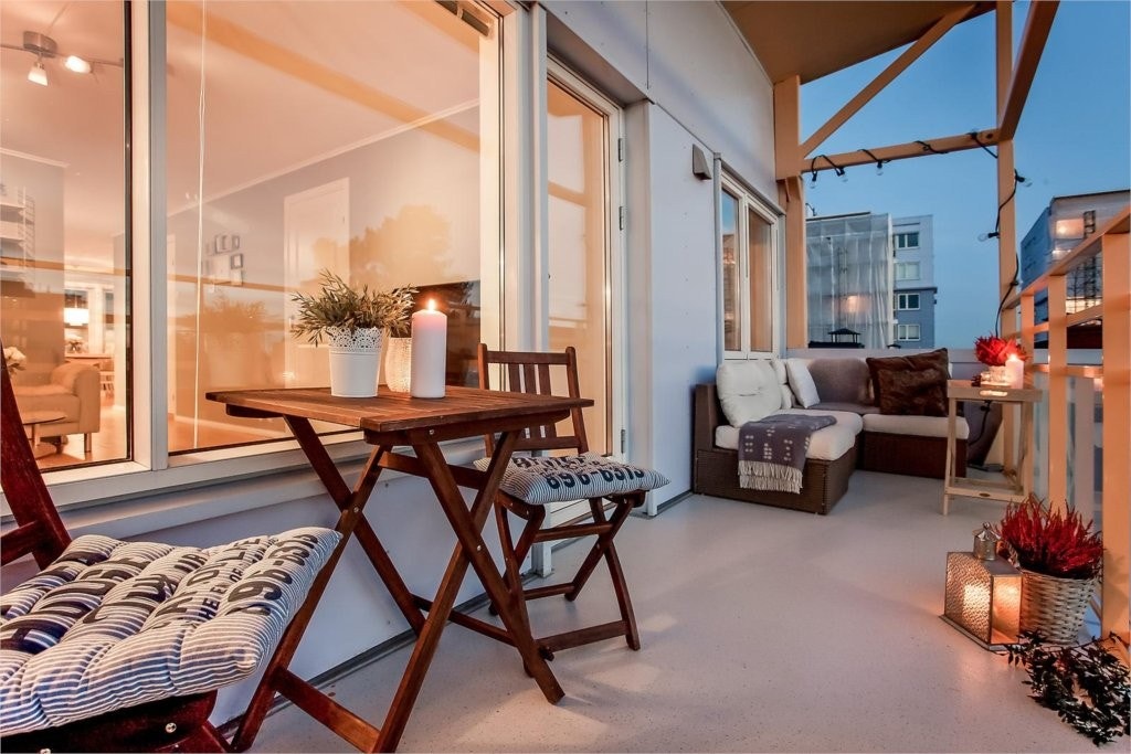 Fra stuen er det direkte adgang til romslig og sørvestvendt balkong som ligger usjenert til Galleribilde