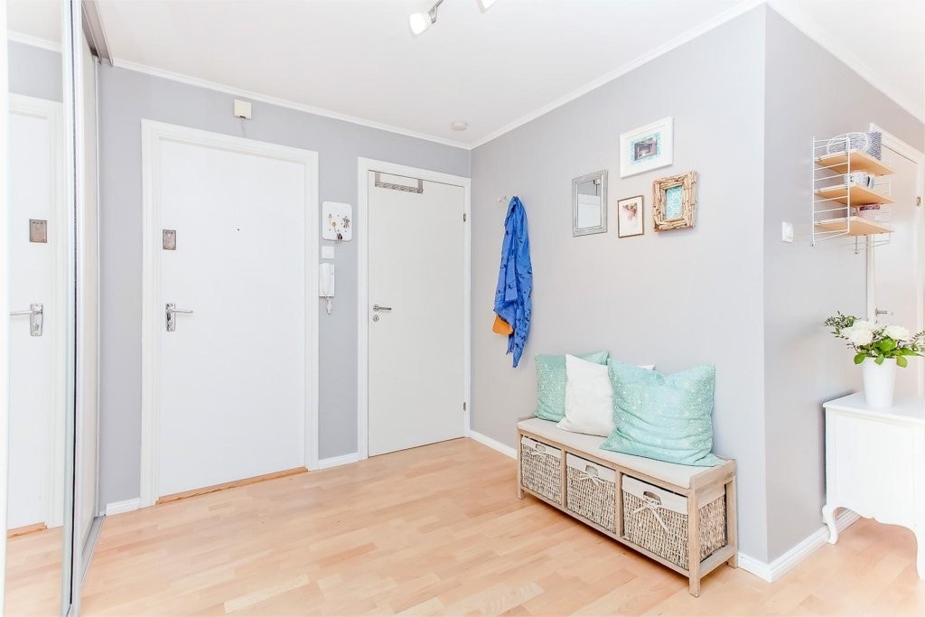 Innbydende og praktisk entré med gode oppbevaringsmuligheter i stort garderobeskap. Galleribilde