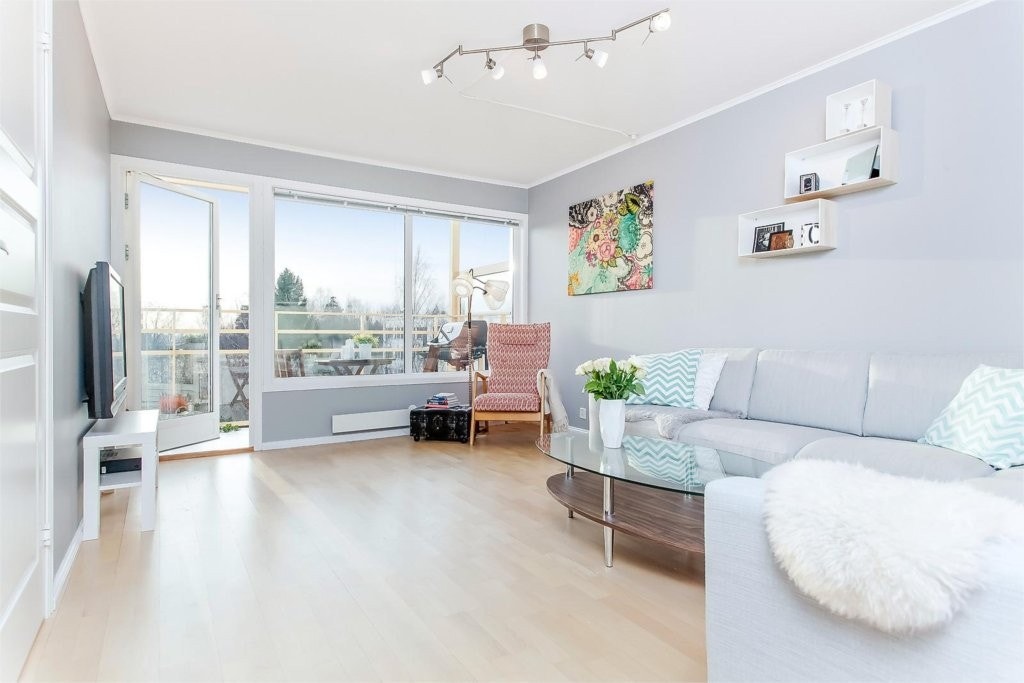 Delikat og pen stue med god takhøyde og store vindusflater ut mot romslig balkong gir rikelig med naturlig lys, samt en god atmosfære. Galleribilde