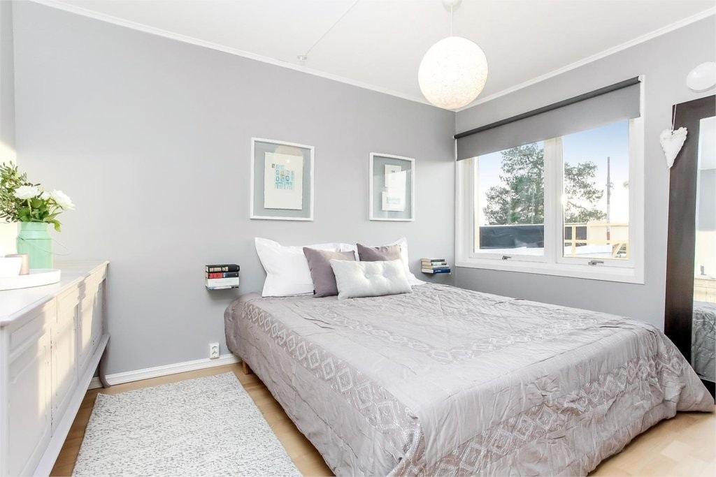 Hoved soverom: God takhøyde, moderne farger samt pent utsyn mot balkongen fra rommet. Galleribilde