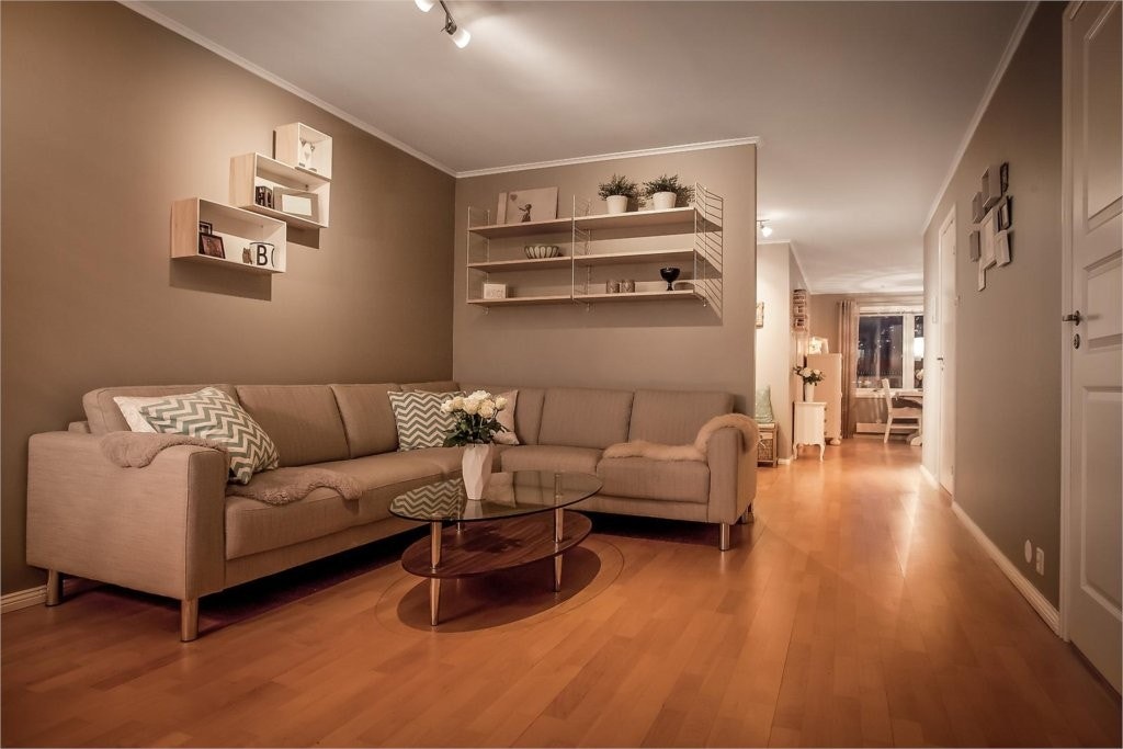 Leiligheten er gjennomgående, har god takhøyde samt store vindusflater som gir rikelig med naturlig lys og hyggelig utsyn. Galleribilde