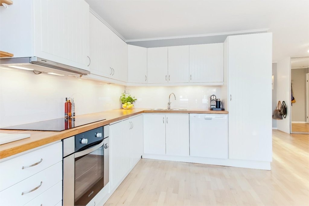 Det moderne kjøkkenet har alle hvitevarer integrert som komfyr med platetopp, kjøleskap med frys samt oppvaskmaskin. Galleribilde