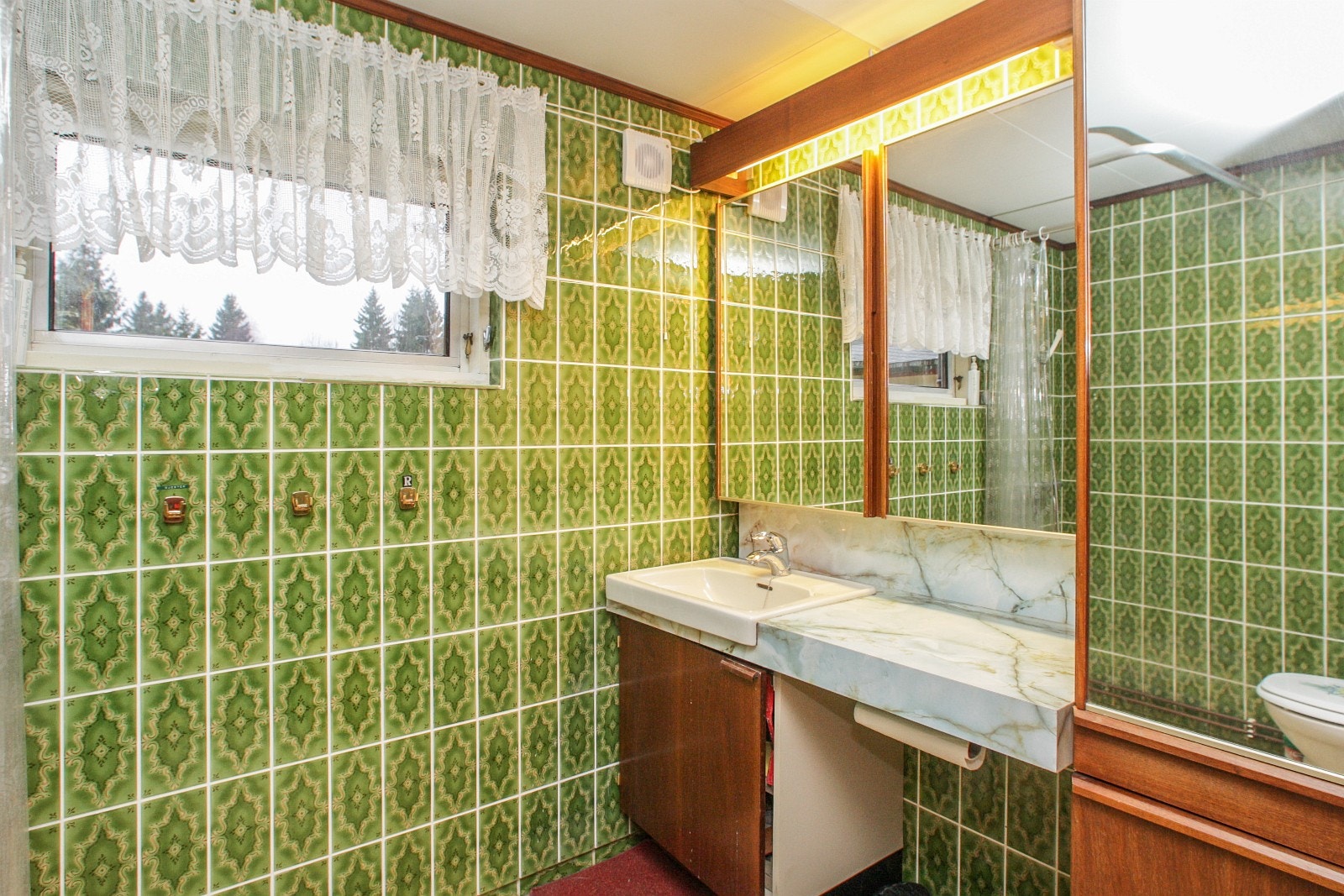 Flislagt bad med servant, underskap og høyskap. Galleribilde