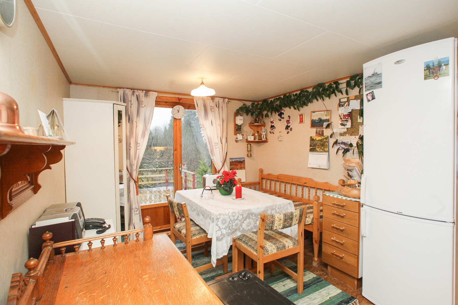 God plass til spisebord på kjøkken. Utgang til stor terrasse. Galleribilde