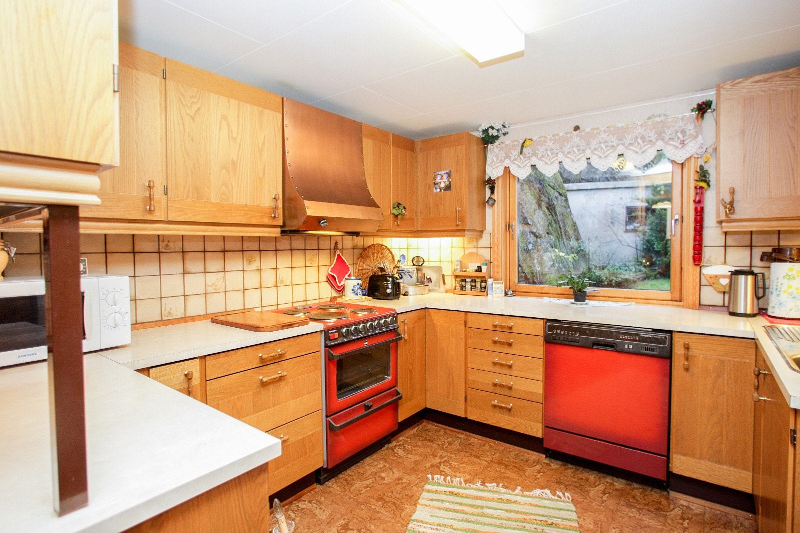 Rikelig med skap- og benkeplass på kjøkken. Galleribilde