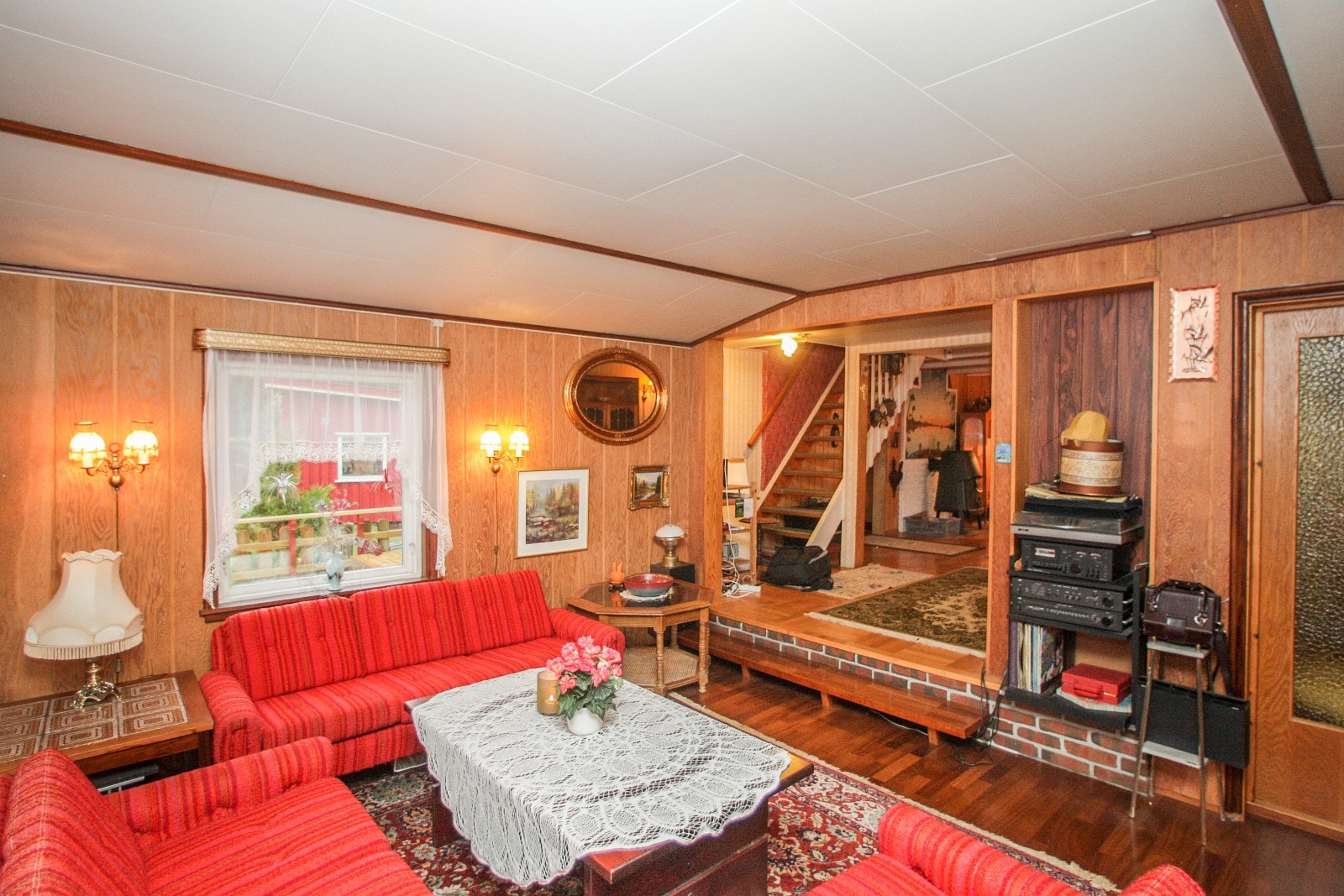 Romslig peisstue. Galleribilde