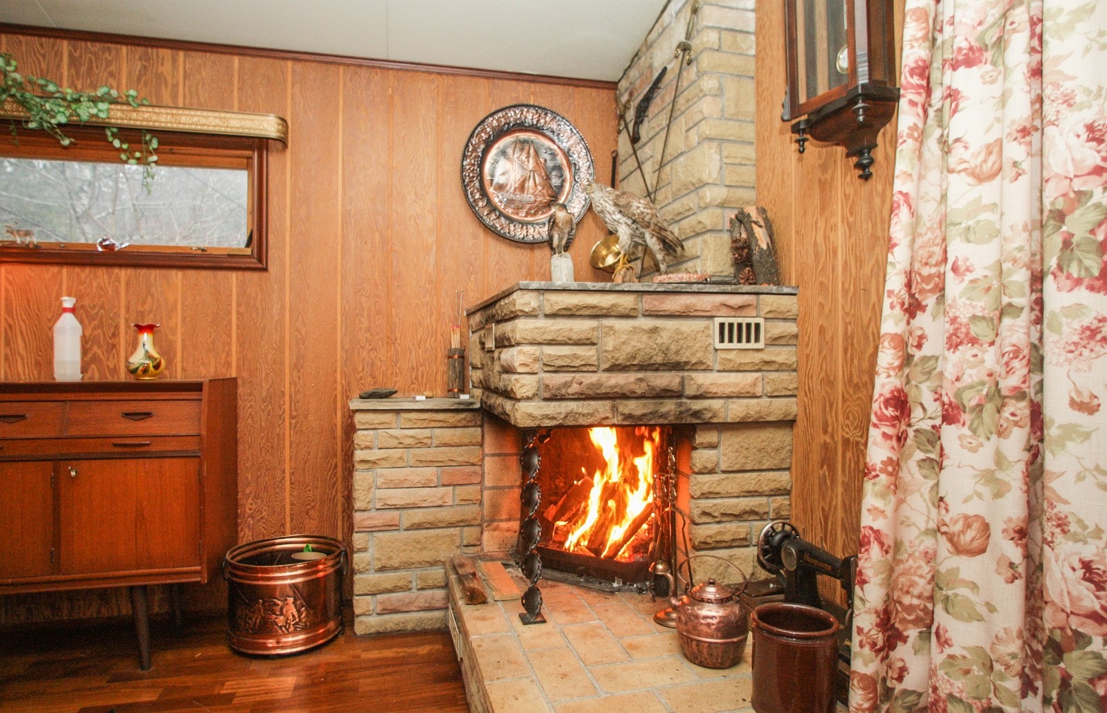 Sjarmerende murpeis i stue. Galleribilde