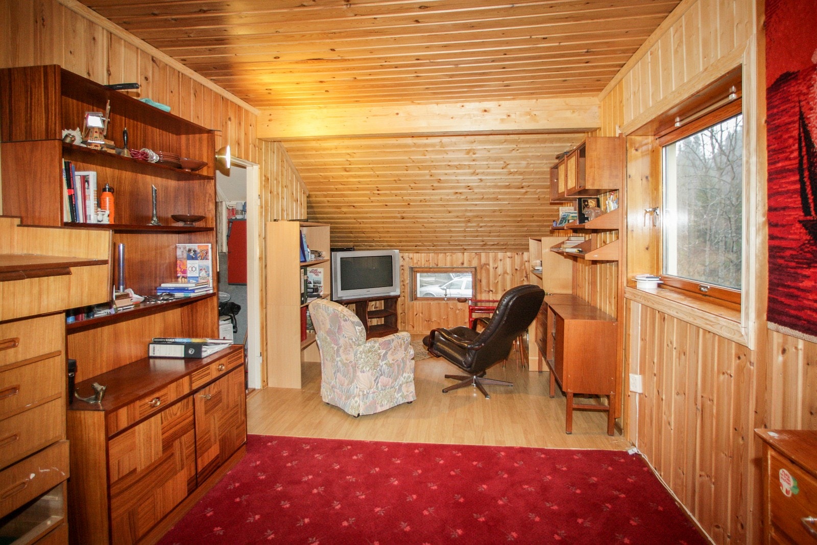 Romslig loftstue/ soverom i boligens 2. etasje. Kan evt. gjøres om til to soverom. Galleribilde