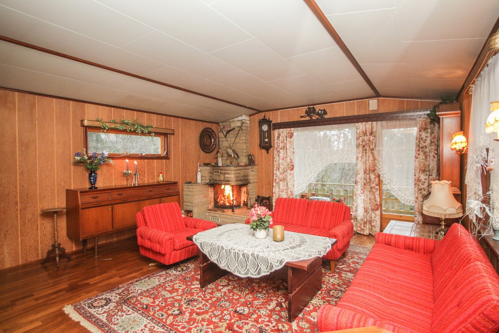 Koselig peisstue med utgang til terrasse. Galleribilde