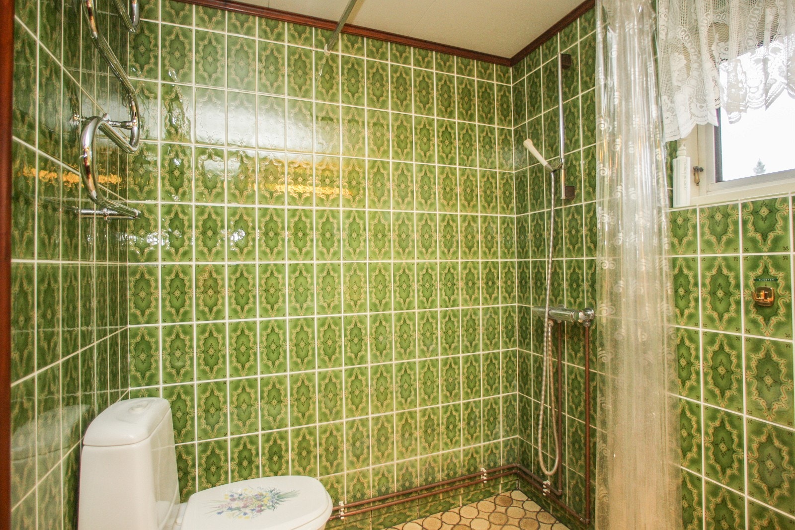 Dusjhjørne og toalett. Galleribilde