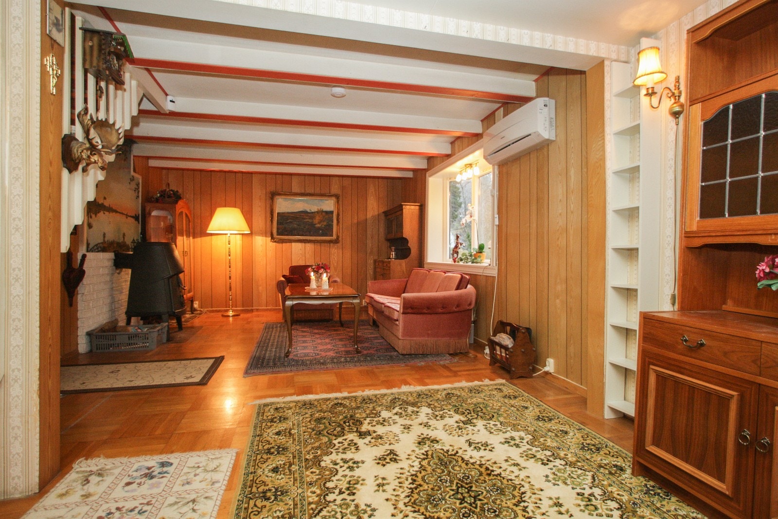 Stue med peisovn og montert varmepumpe fra 2012. Galleribilde