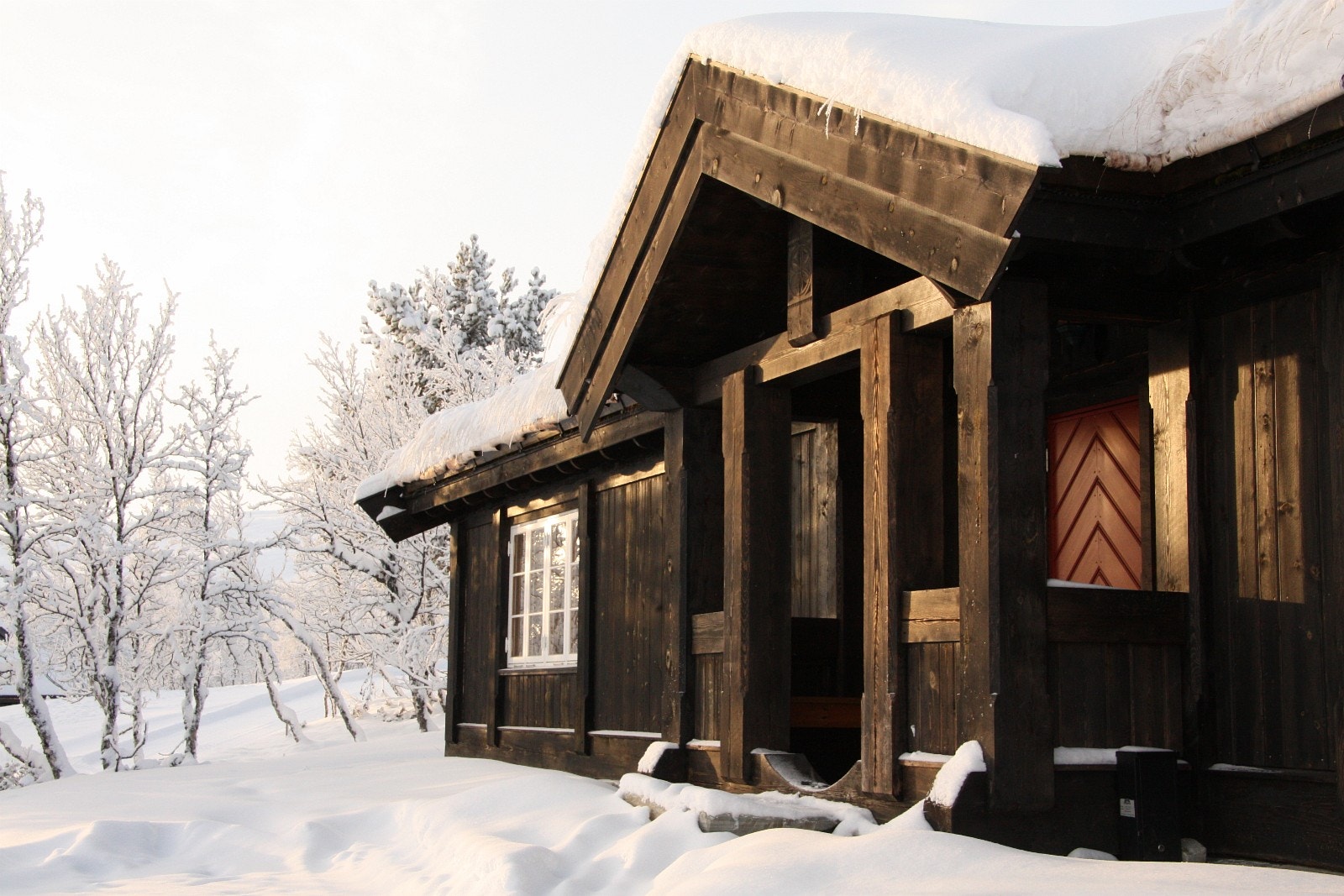 Julestemningen er sikret med hytte i Skardfjellgrenda. Her har det ikke vært snøfri jul i manns minne. Foto: Anne Mari Lo Galleribilde