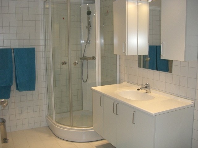 Flislagt bad med dusjkabinett Galleribilde