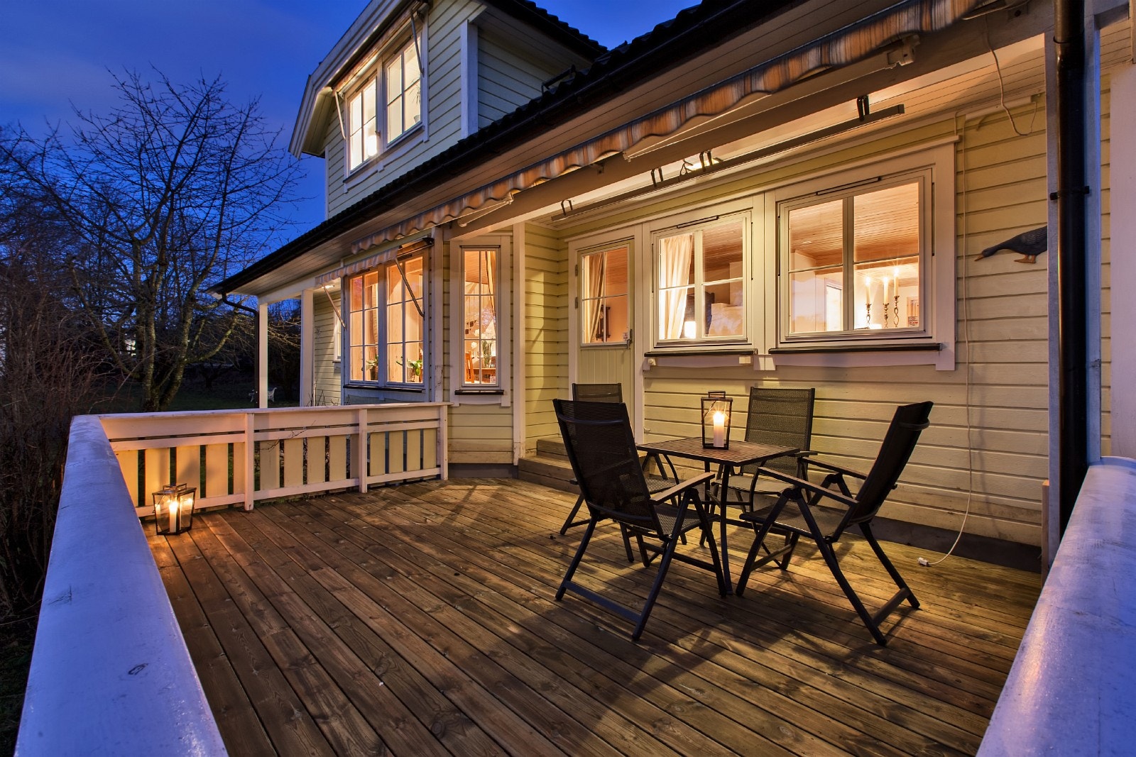 Vestvendt terrasse. Galleribilde