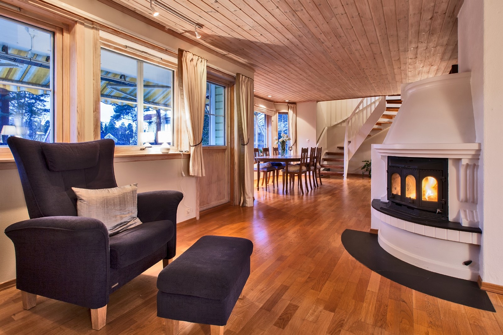 Stue med koselig peis. Galleribilde